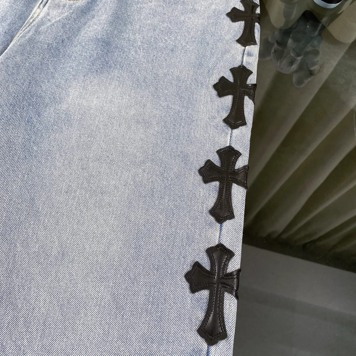 P230 chrome hearts Mattyboy same style black cross patch leather frayed jeans vi Top heavy industry fashionable design] Consistent high street luxury style creation. Speaking of this style, the Zangyin family and GU family are definitely the leading representative brands. Especially the Zangyin family has really achieved a state-of-the-art effect in creating high street style. The unique washed material is used to create this style. The color system is quite eye-catching. After it is decorated with patchwork cross flowers, it cleverly highlights the charm of the brand. Secondly, this style uses classic The classic high-waist cutting design highlights the long legs and fashionable temperament of the upper body. The brand is highly recognizable and the slim fit configuration is more suitable for daily wear. It is a product that interprets personality, fashion, and specifications at a glance. This single product is enough to make any fan excited. It can be a white T-shirt for youthful preppy style, or a tight suspender for lady style. It has strong matching ability and can be easily controlled by men.  [Materials and craftsmanship] Needless to say, this point goes without saying. As an excellent craftsman brand, Zangyin’s requirements for details and craftsmanship are really perfect. The washed color of this model has gone through so many processes, not to mention the embellishment of denim appliques. It is also purely hand-made and sewn. Just like what they believe in, only hand-made things have soul and have the meaning of wear. A top-notch heavy-duty fashionable denim item, I look forward to your perfect interpretation! !  Size:28-36